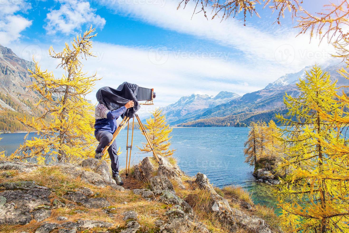 fotógrafo de paisagem com câmera de placa vintage foto