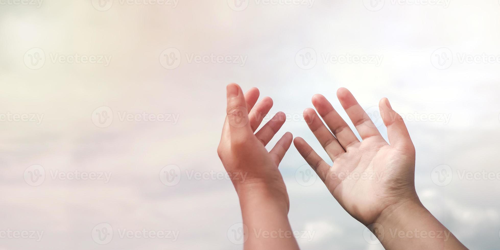 levantando as mãos louvando a Deus pedindo a Deus que se arrependa, ore, luta de fundo cristão e vitória para Deus foto