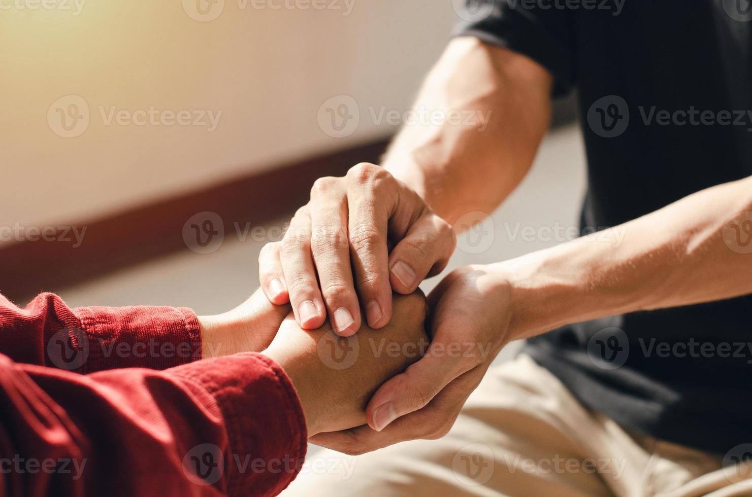 casais cristãos de mãos dadas e orando juntos para dar bom incentivo um ao outro foto