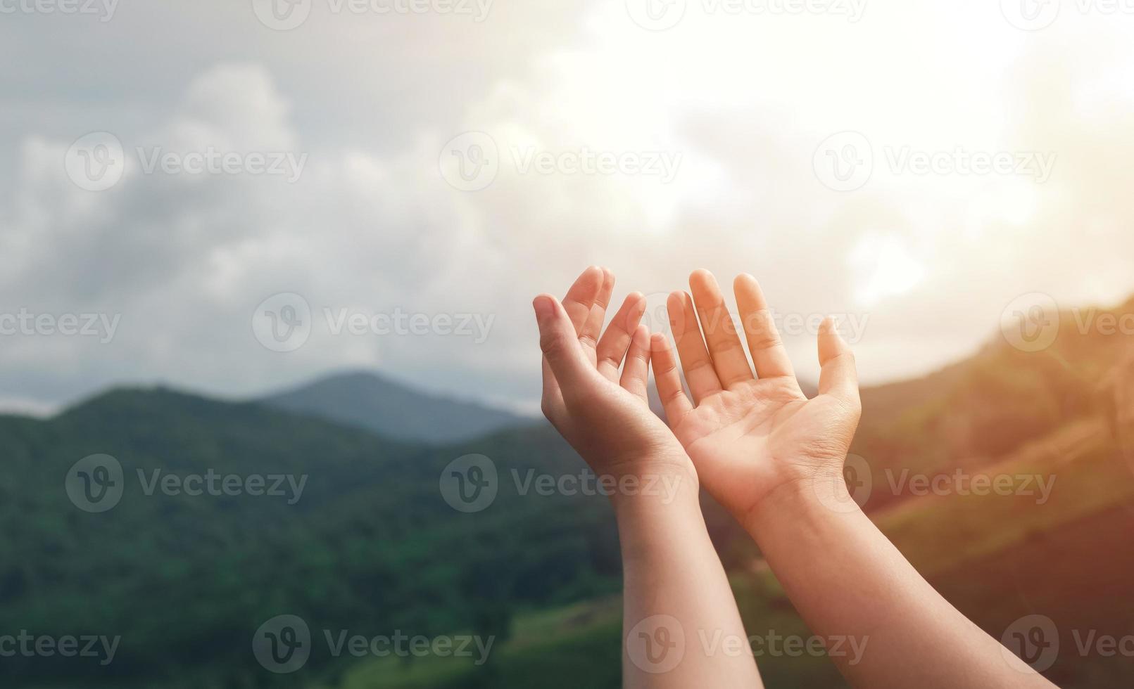 levantando as mãos louvando a Deus pedindo a Deus que se arrependa, ore, luta de fundo cristão e vitória para Deus foto