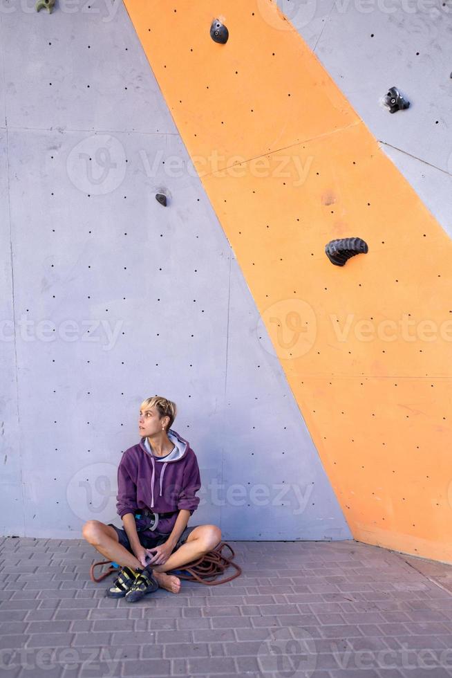 o escalador está descansando após escalar a rota. foto