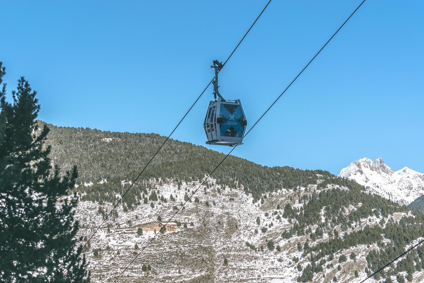 grandvalira, andorra, 2021 - teleférico na estação de esqui em el tarter foto