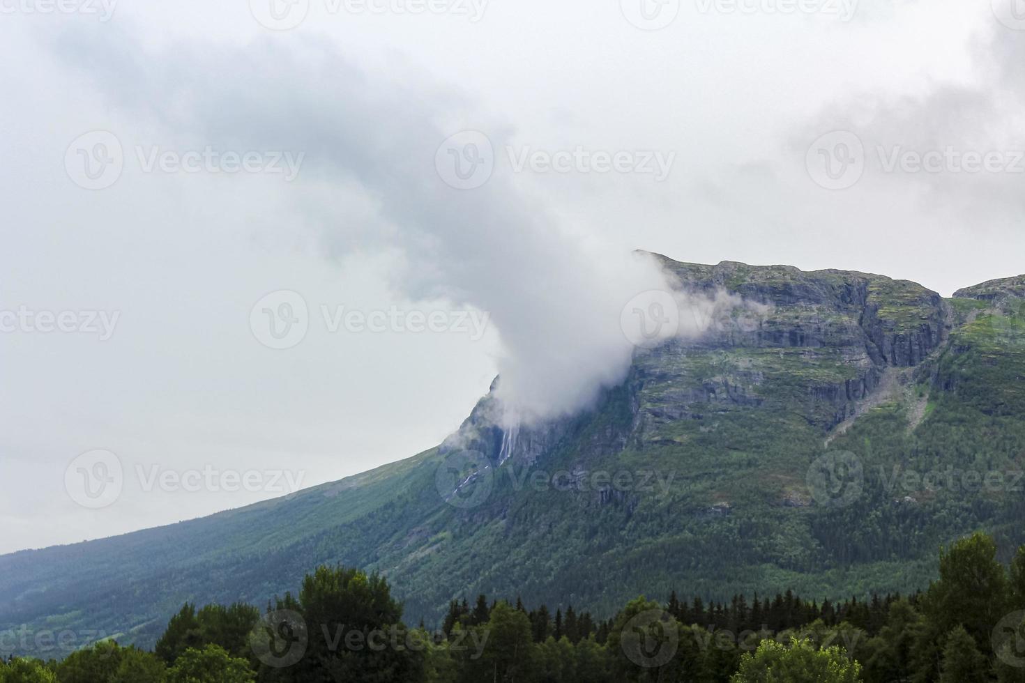 cachoeira hidnefossen dupla envolta em nuvens e nevoeiro incríveis, noruega. foto