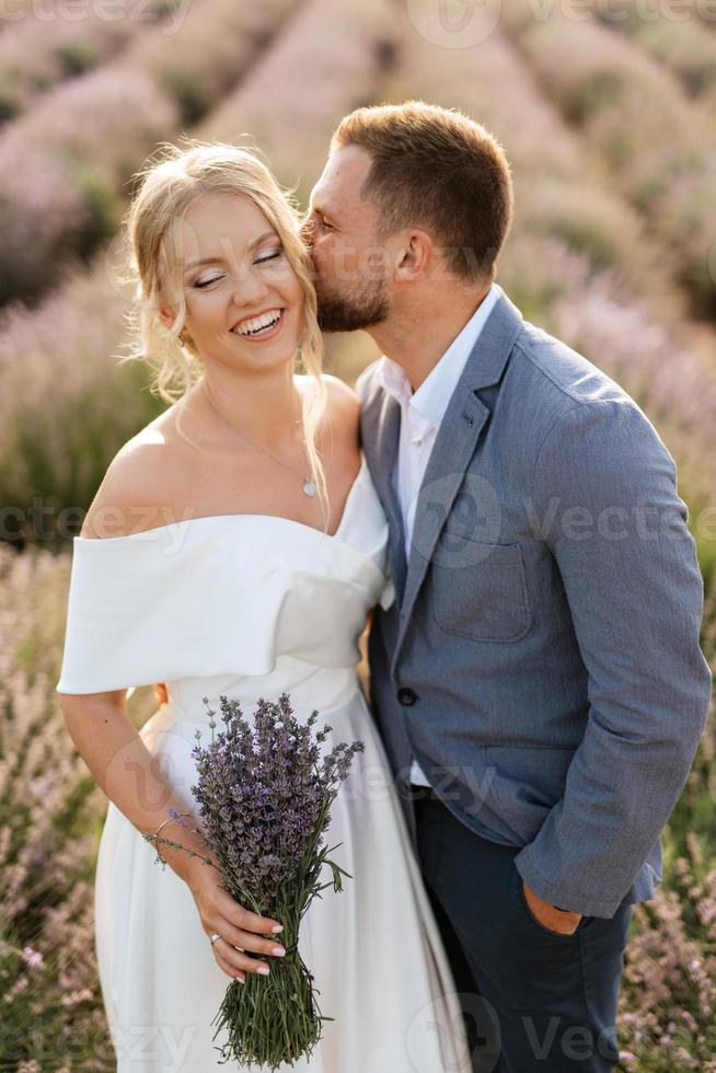 noiva e noivo no campo de lavanda foto