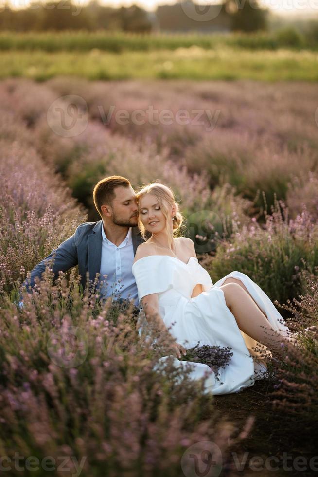 noiva e noivo no campo de lavanda foto