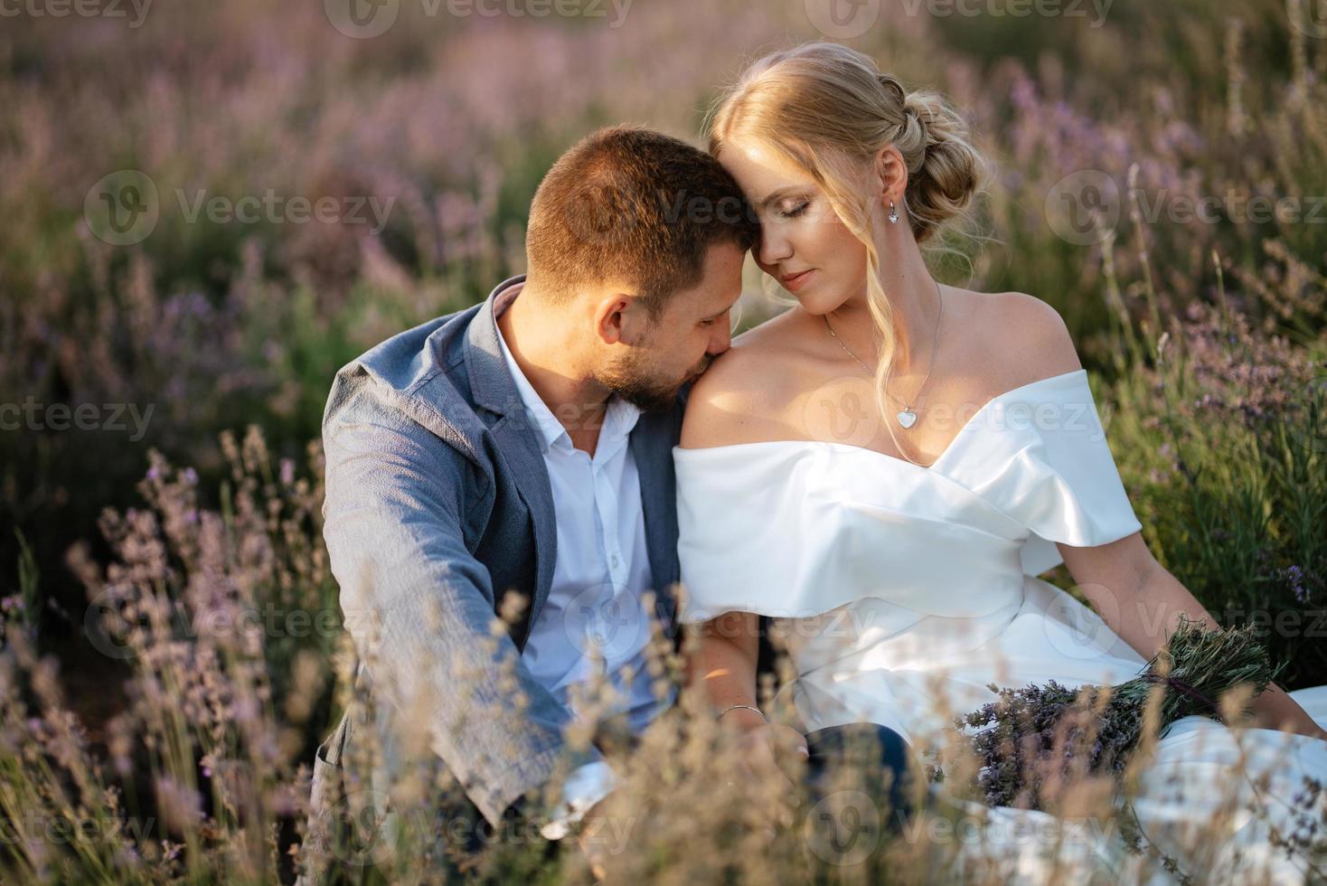 noiva e noivo no campo de lavanda foto