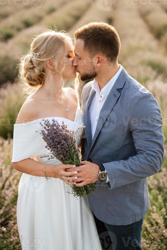 noiva e noivo no campo de lavanda foto