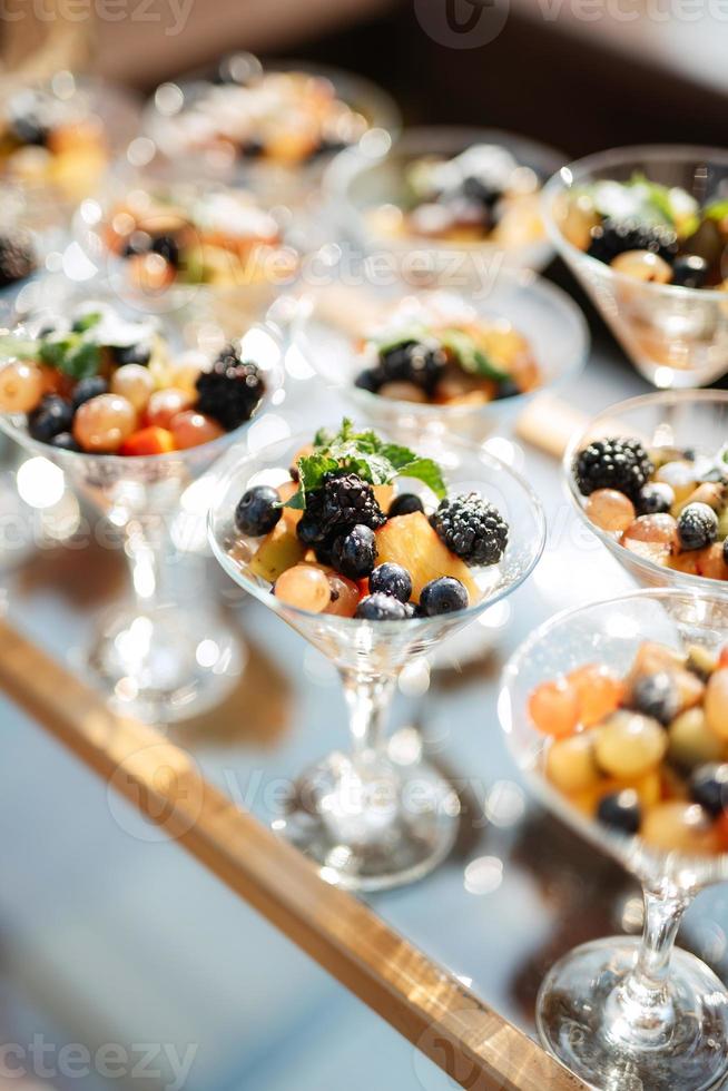 buffet de boas-vindas com bebidas alcoólicas e lanches foto