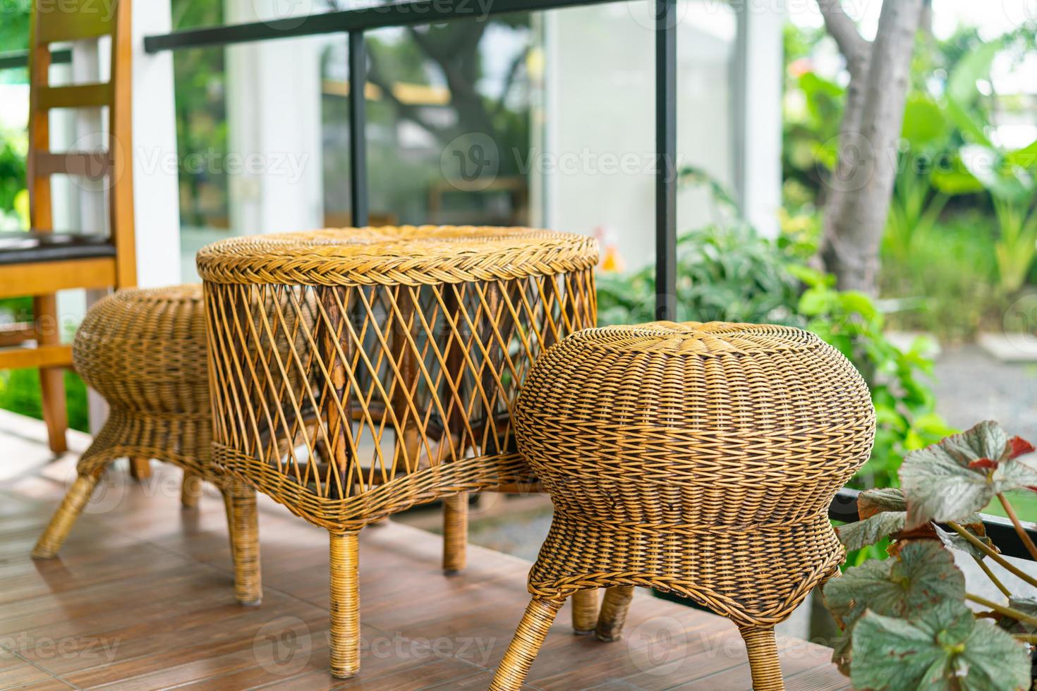 conjunto de cadeira de vime ou rattan foto