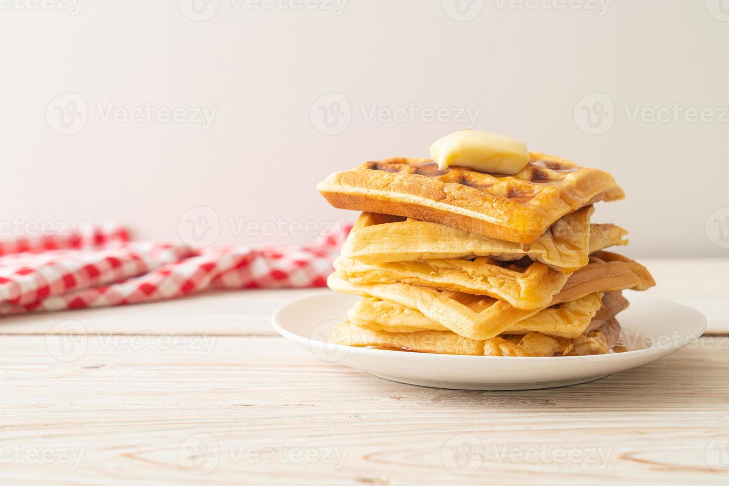 pilha de waffles com manteiga e mel foto