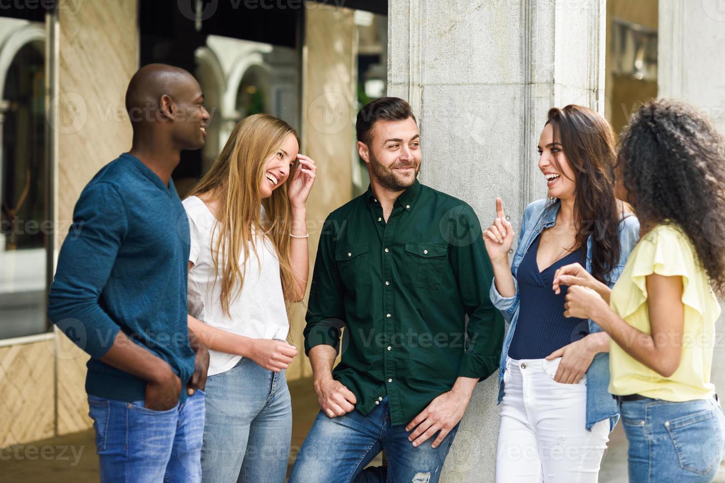 grupo multiétnico de amigos se divertindo em meio urbano foto