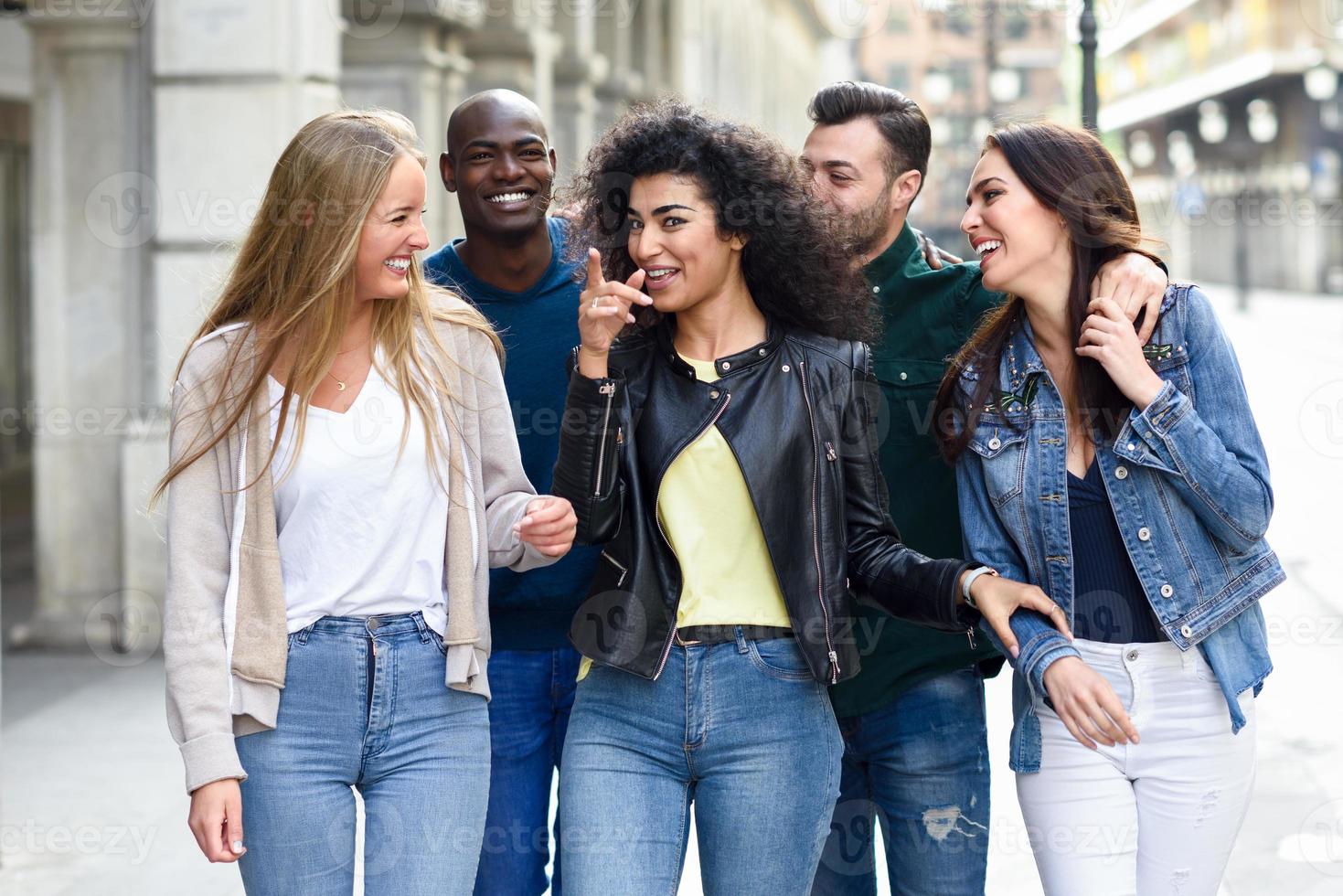 grupo de amigos se divertindo ao ar livre foto