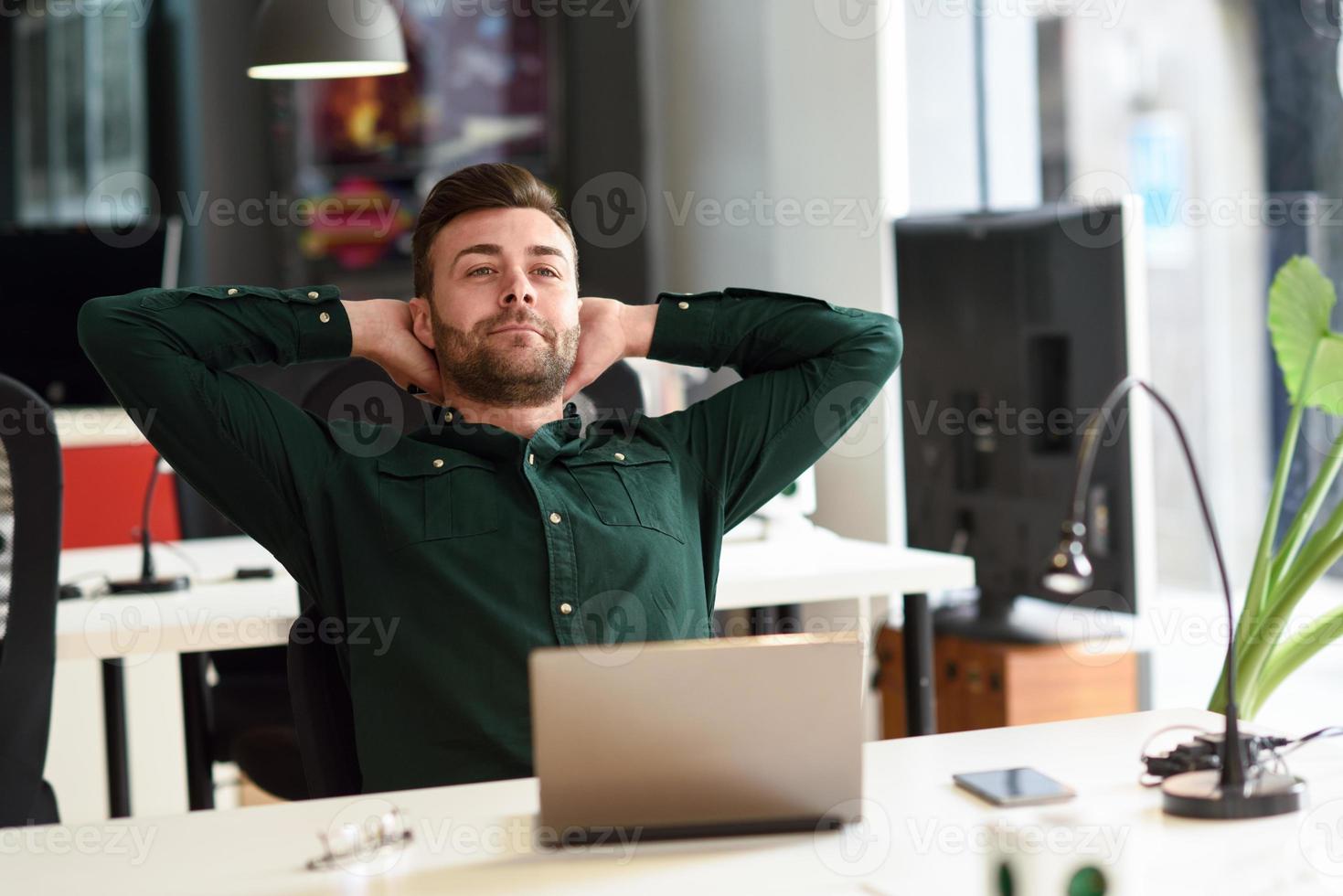 jovem estudando com o computador laptop na mesa branca. foto