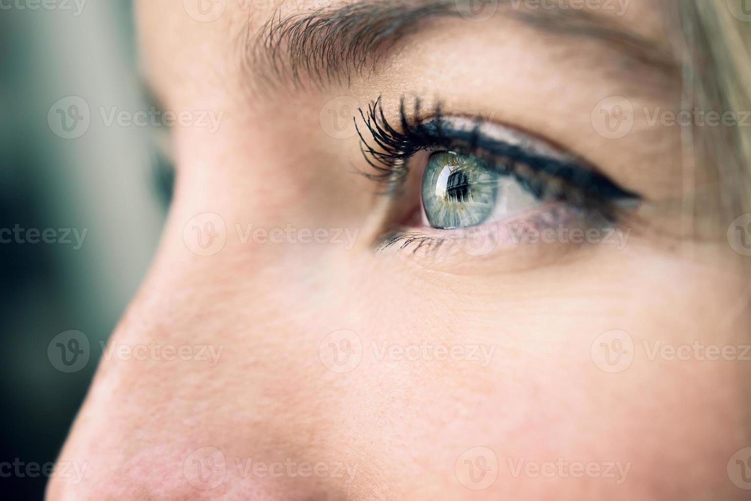 close-up do olho azul de uma jovem foto
