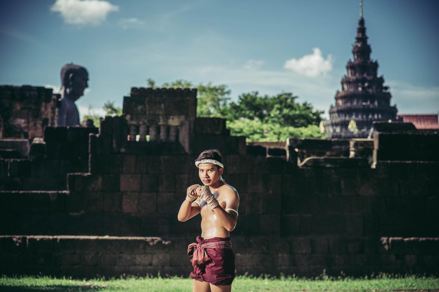 um boxeador amarrou uma corda na mão e fez uma luta, as artes marciais do muay thai. foto