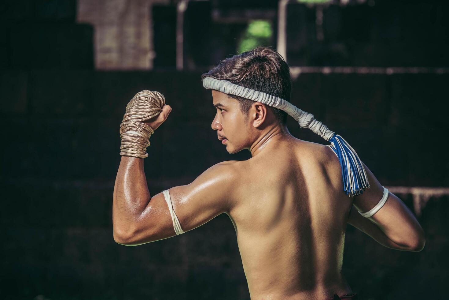 um boxeador amarrou uma corda na mão e fez uma luta, as artes marciais do muay thai. foto