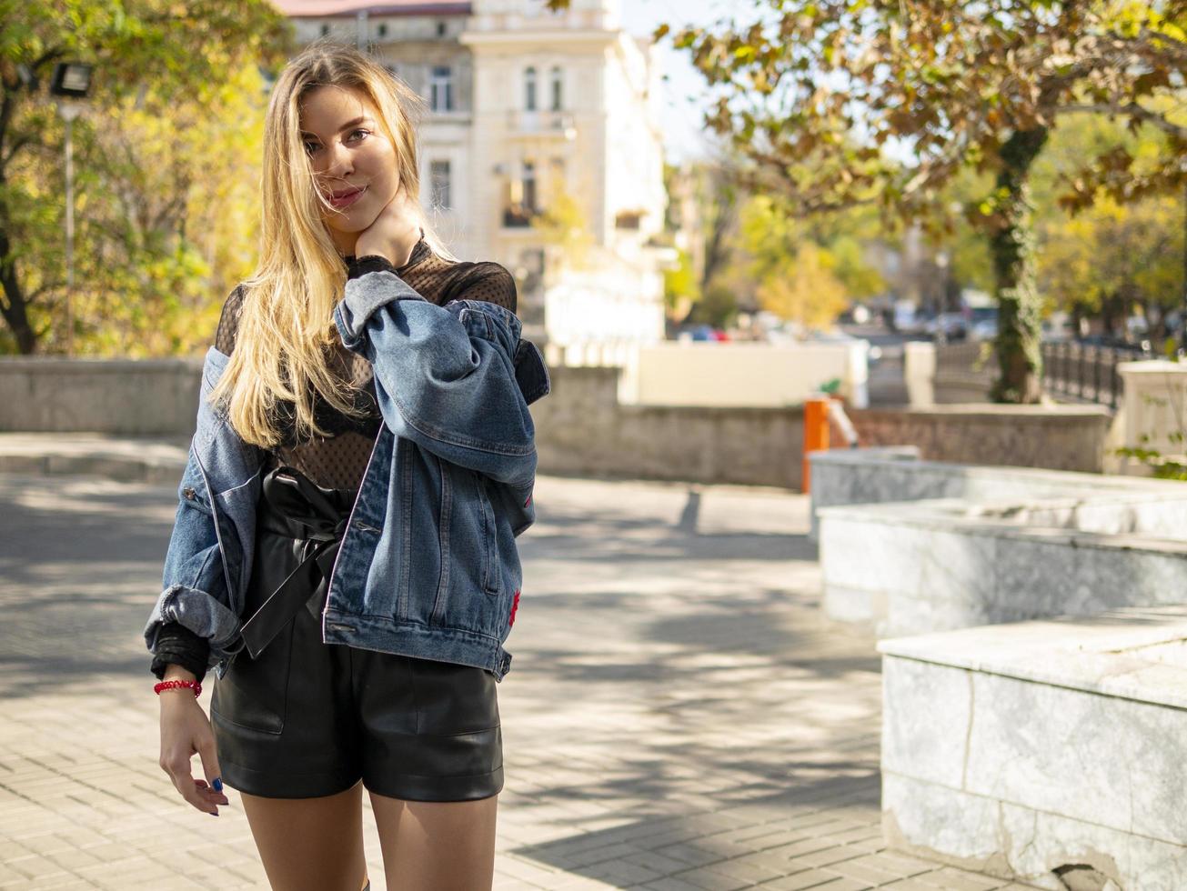 menina loira em pé na rua foto