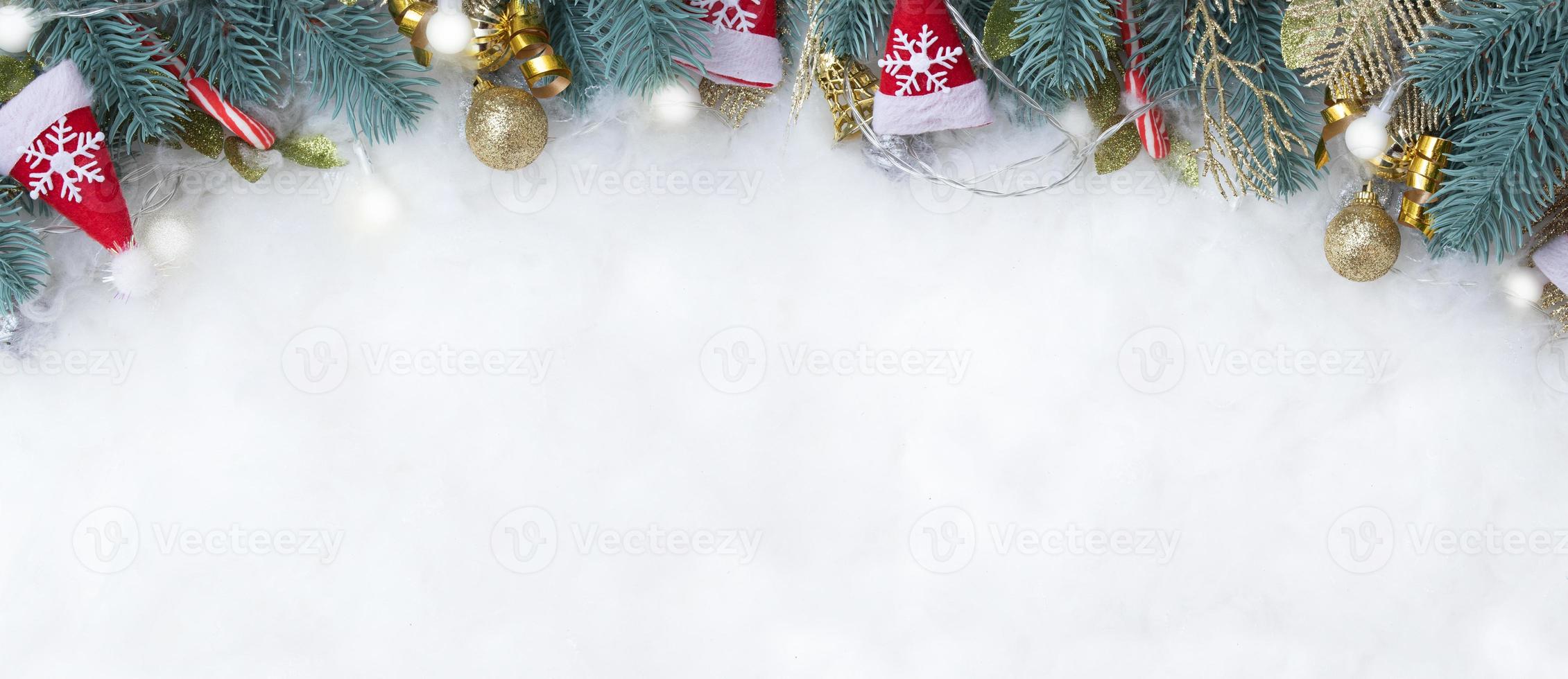 banner com galhos de pinheiro e decorações de Natal plana em fundo de neve com espaço de cópia foto