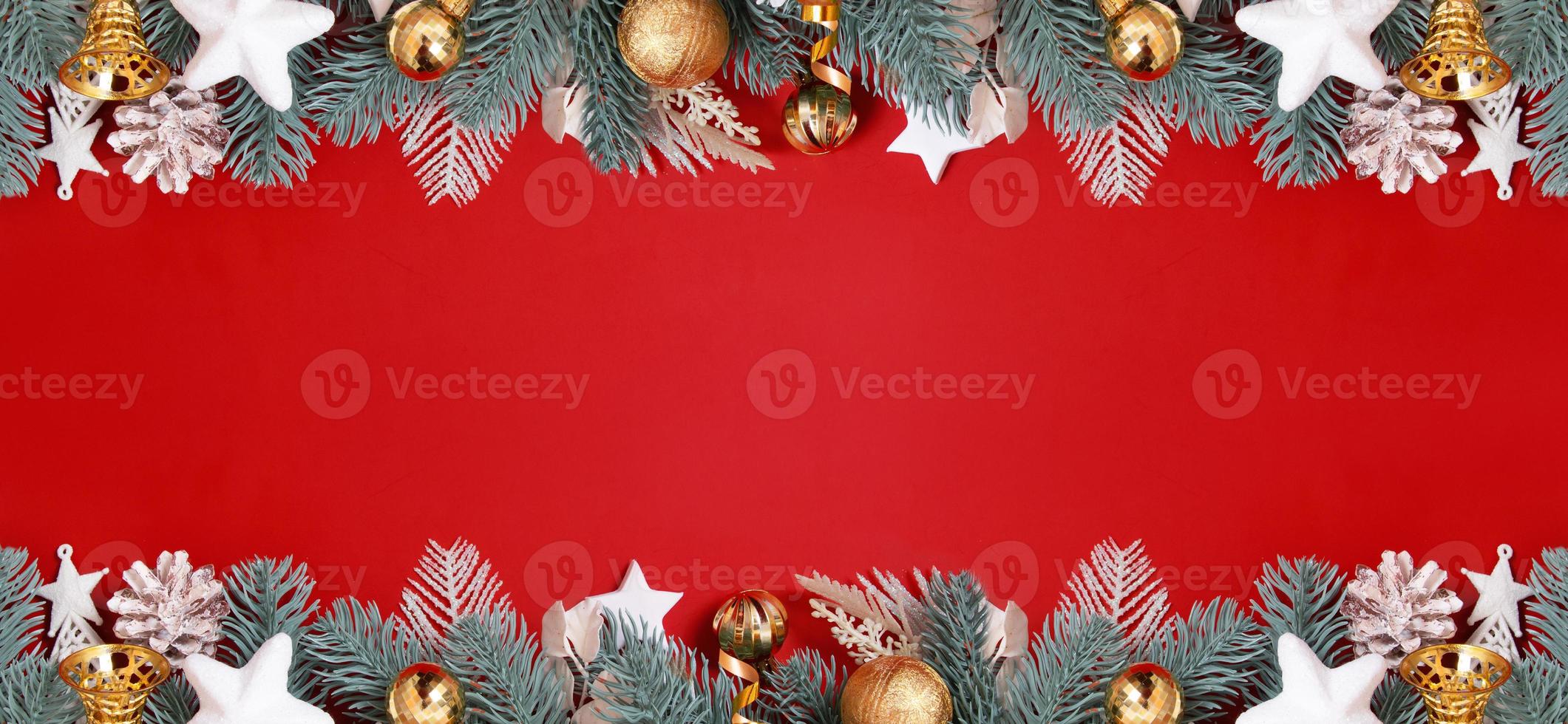 banner de Natal e ano novo com decorações de Natal em fundo vermelho com  espaço de cópia. férias de inverno cartão em branco 4838778 Foto de stock  no Vecteezy