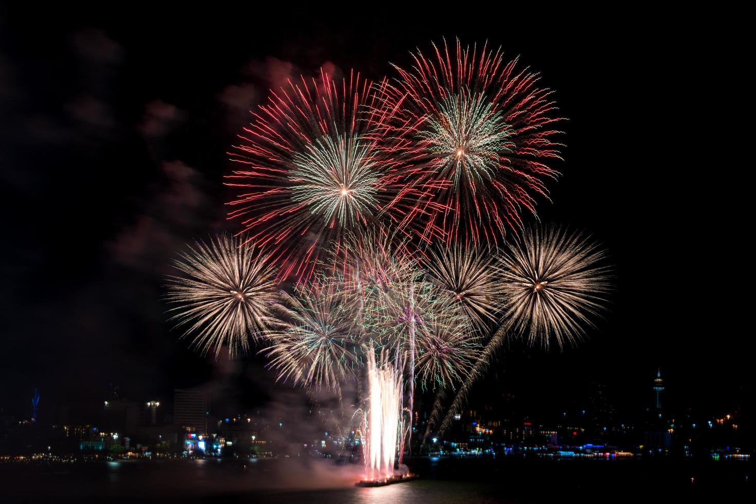 fogos de artifício coloridos de várias cores à noite com conceito de celebração e aniversário foto
