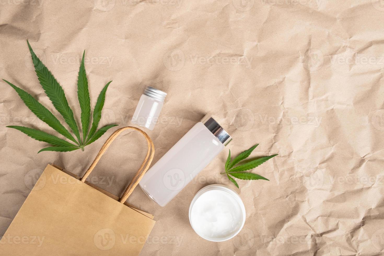 cosméticos com extrato de planta de maconha produtos cosméticos anti-envelhecimento com folhas de maconha cópia espaço foto