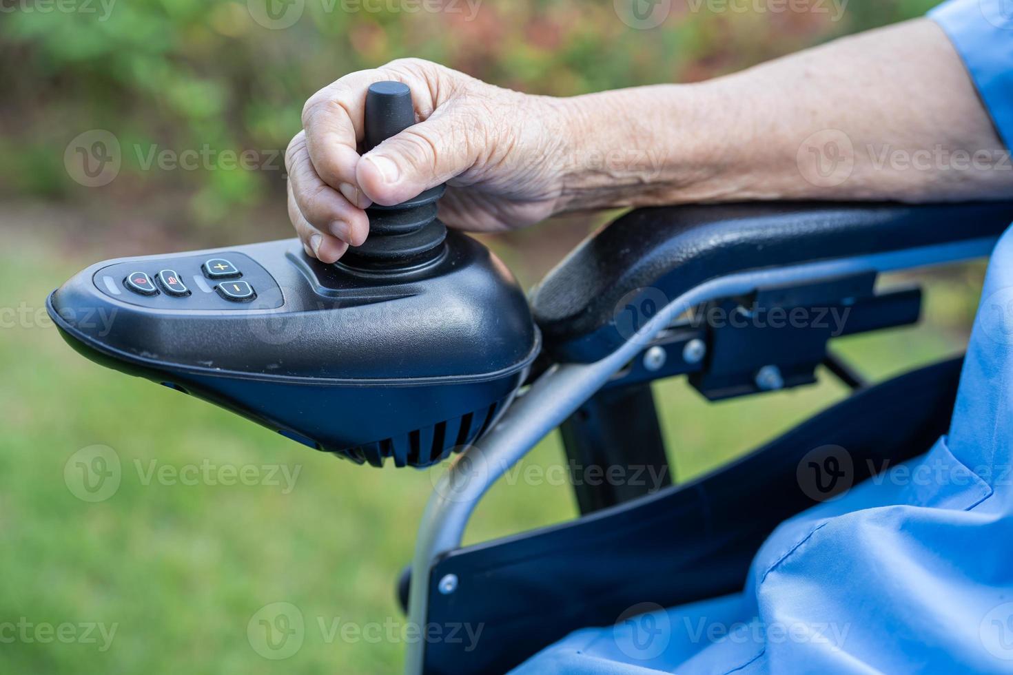 paciente idosa idosa ou sênior asiática em cadeira de rodas elétrica com controle remoto na enfermaria do hospital de enfermagem, conceito médico forte e saudável foto
