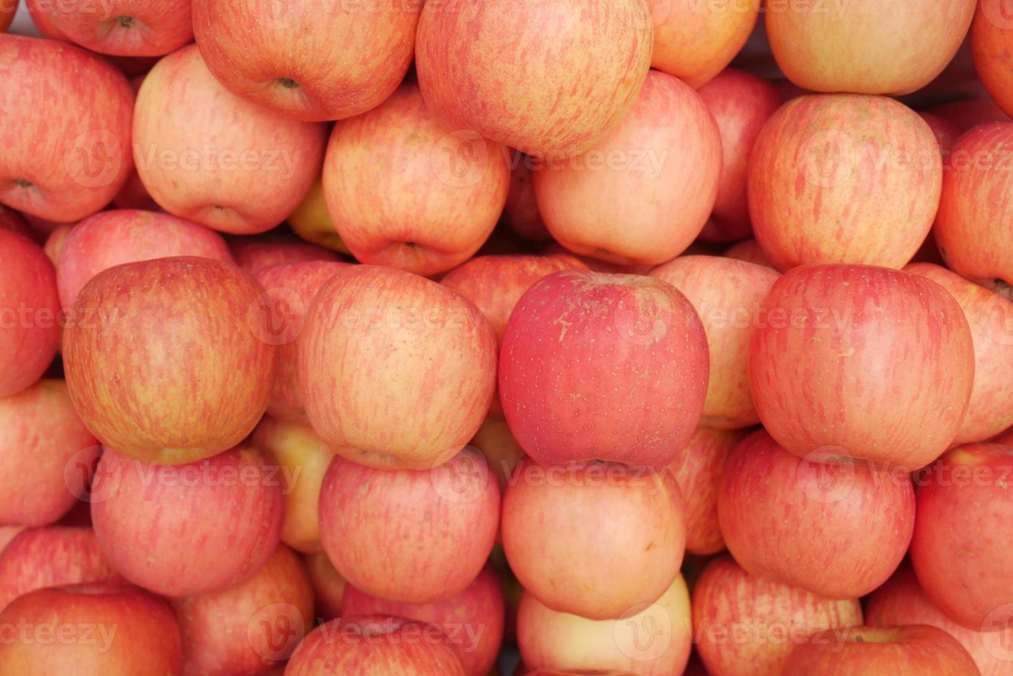 close up de display de maçã fresca à venda foto