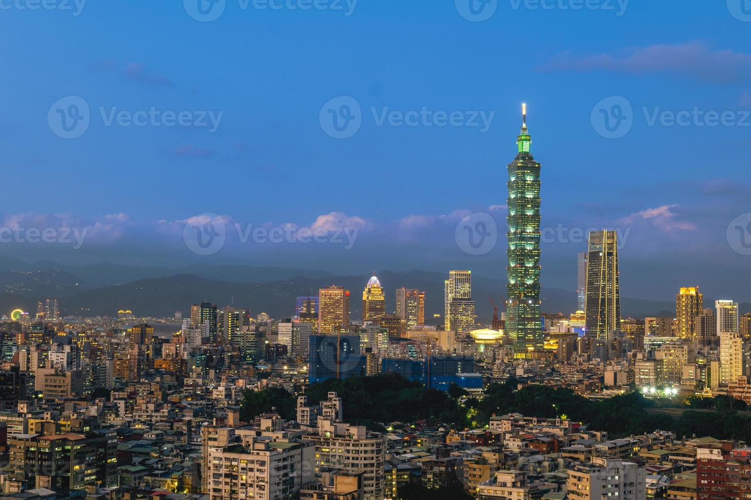 vista panorâmica da cidade de taipei em taiwan à noite foto