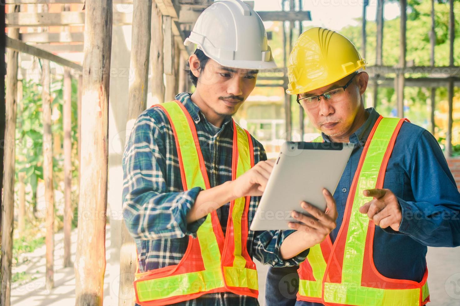 serviço de engenharia na inspeção do local na construção civil foto