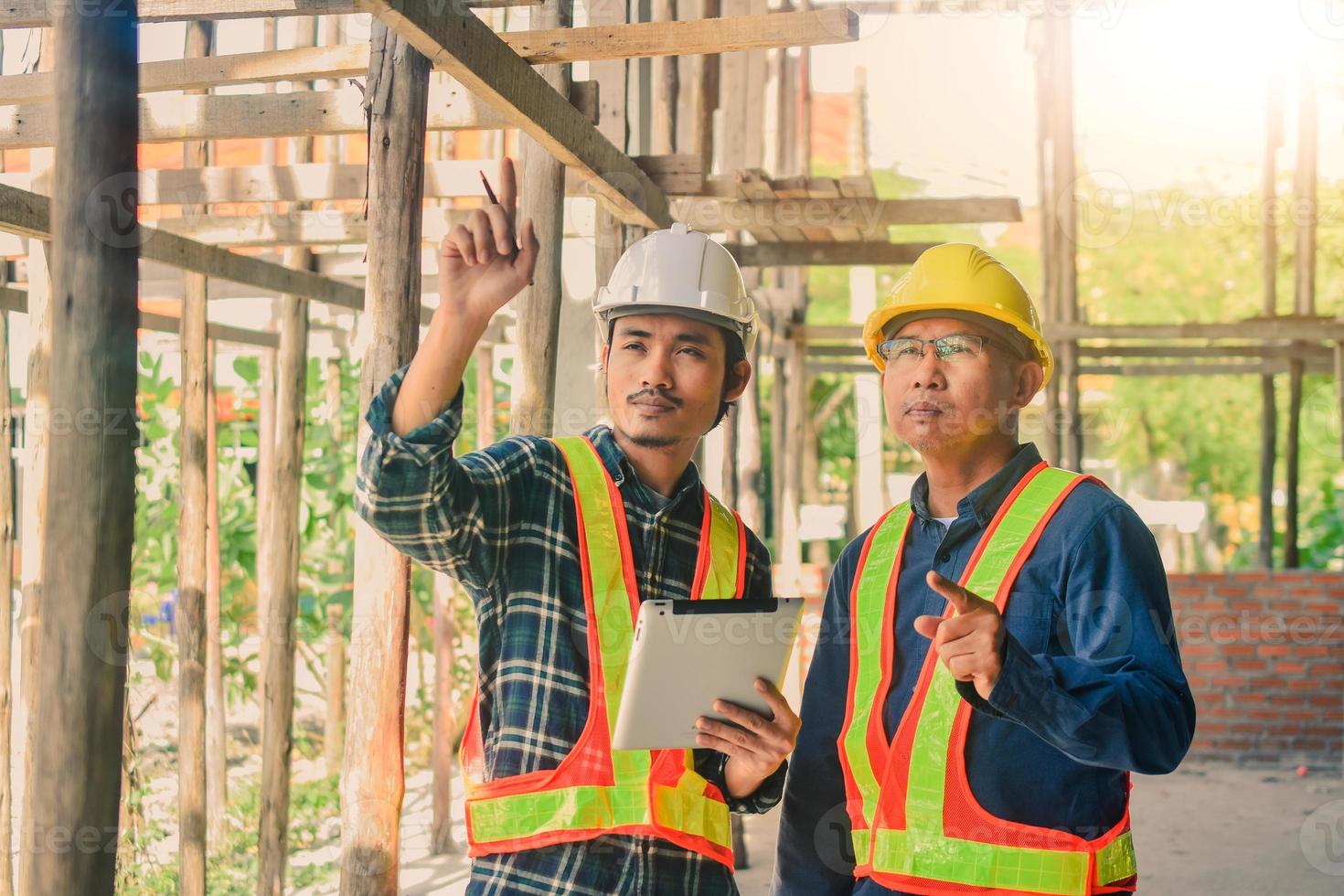 serviço de engenharia na inspeção do local na construção civil foto