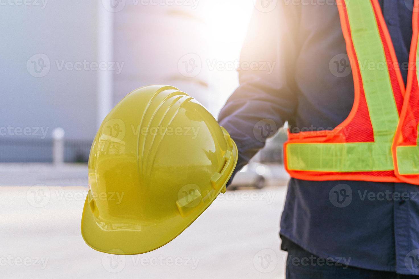 construção de engenheiro segurando capacete, técnico segurando capacete, arquitetura do trabalhador com capacete de segurança foto