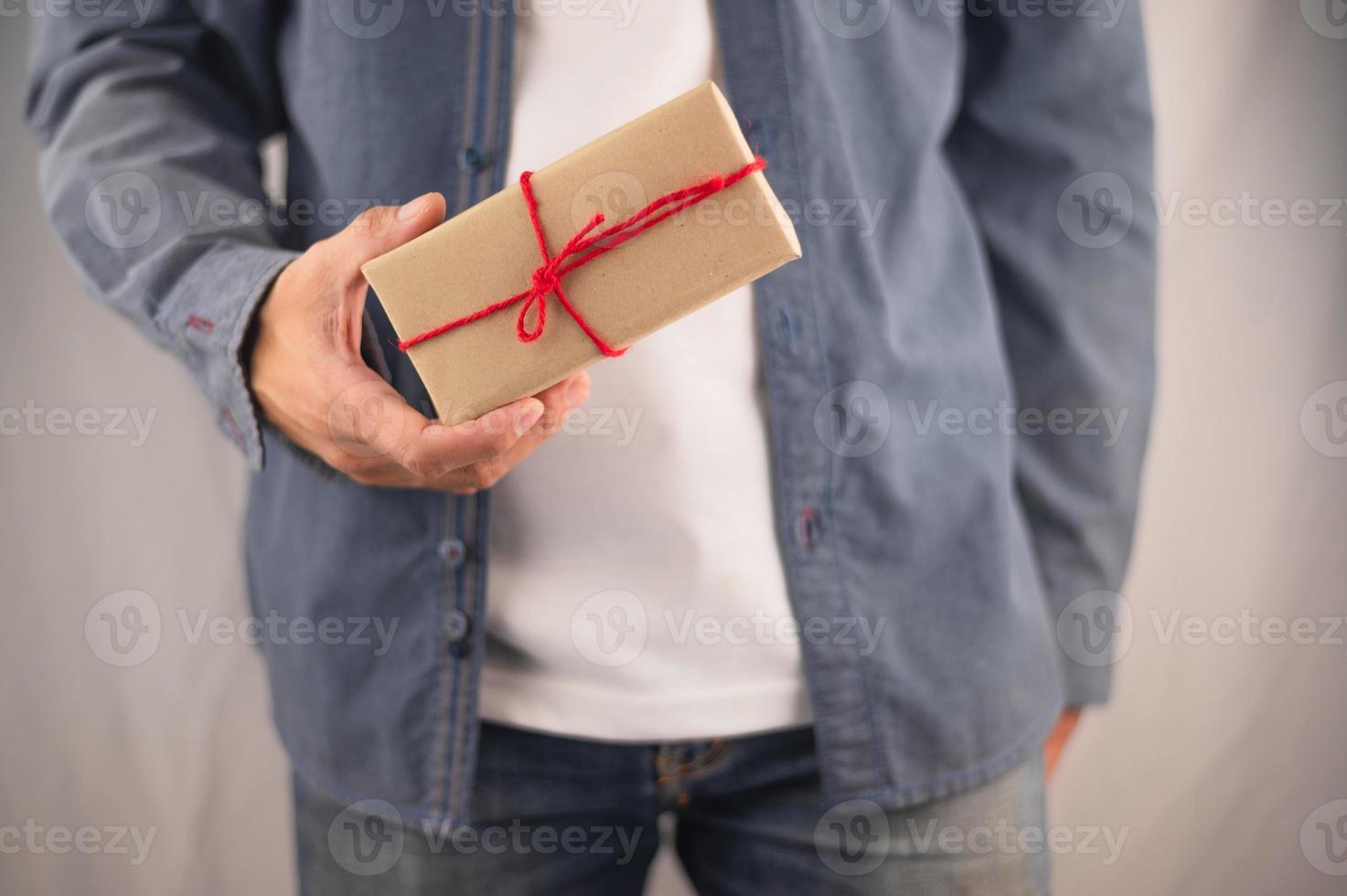 mão segurando a caixa de presente, caixa de presente de ano novo, caixa de presente de Natal, espaço de cópia. Natal, ano hew, conceito de aniversário. foto