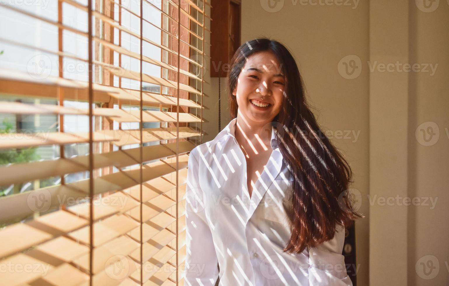 mulheres felizes se levantam no quarto de manhã foto