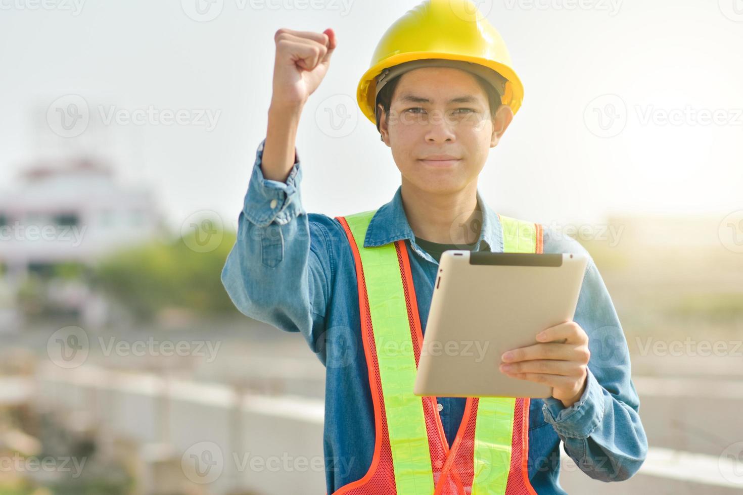 engenheiro inspetor na construção do local por tecnologia de tablet foto