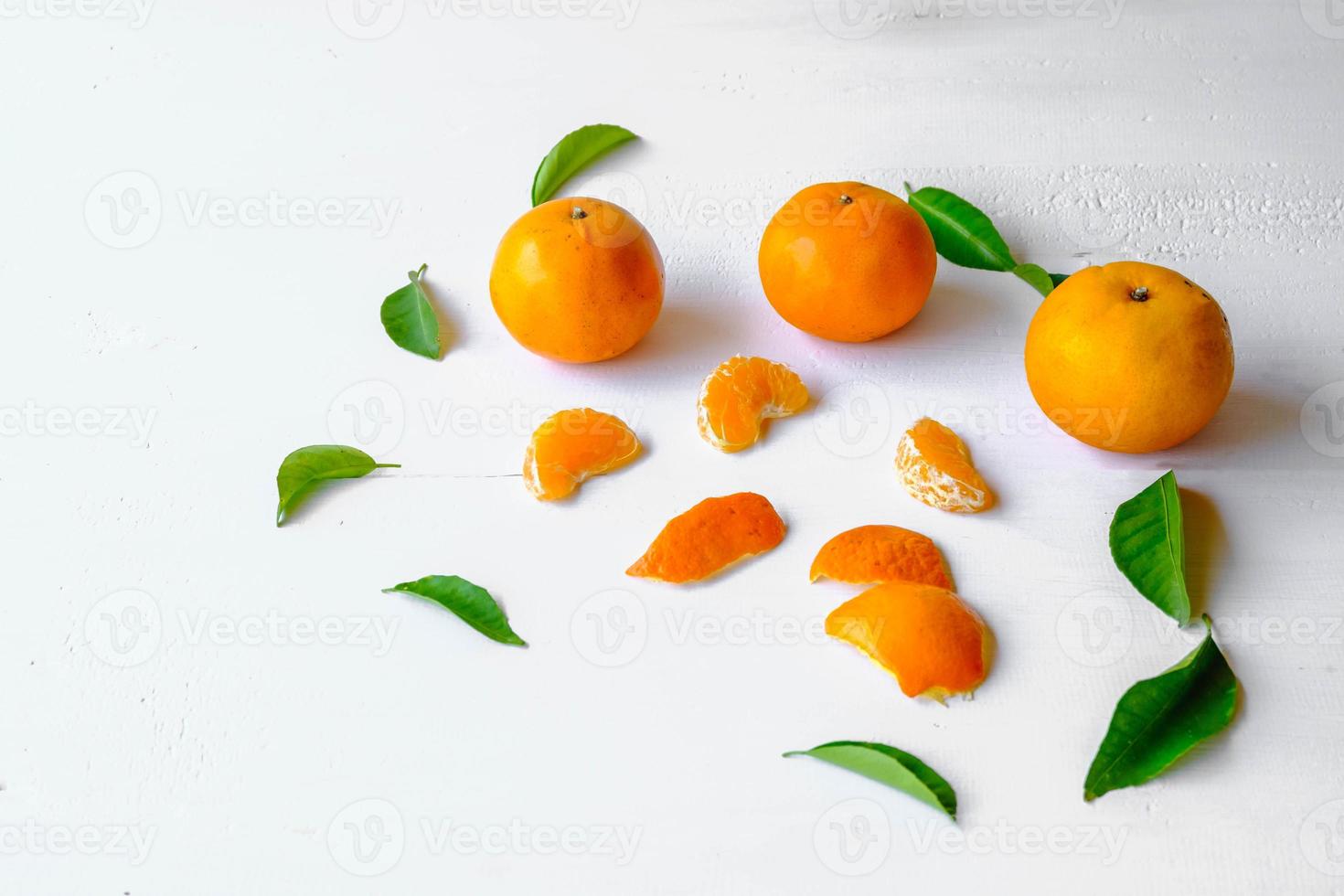 fruta fresca de laranja em um fundo branco foto