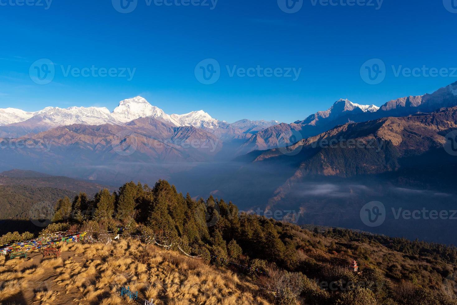 vista da natureza da cordilheira do Himalaia no ponto de vista de poon hill, nepal. Poon Hill é o ponto de vista famoso na vila de Gorepani para ver o belo nascer do sol sobre a cordilheira de Annapurna no Nepal foto