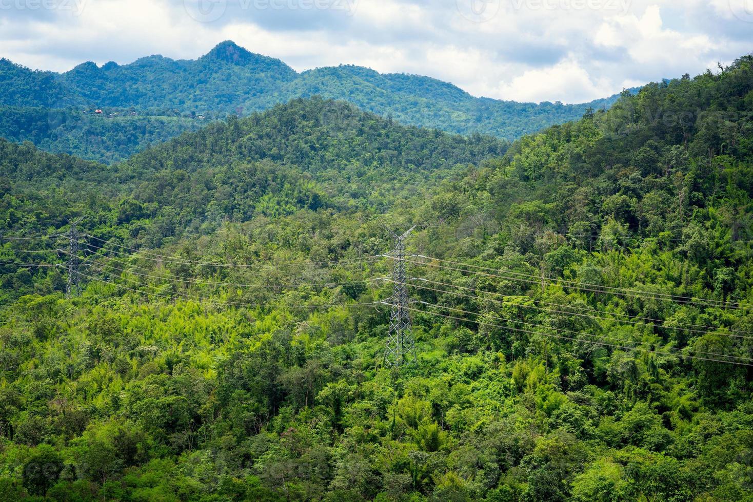 sistema de linha de transição de energia elétrica em área montanhosa foto