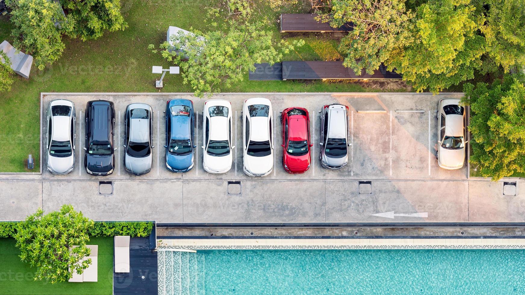 vista superior da área de estacionamento com pequeno jardim em edifício moderno foto