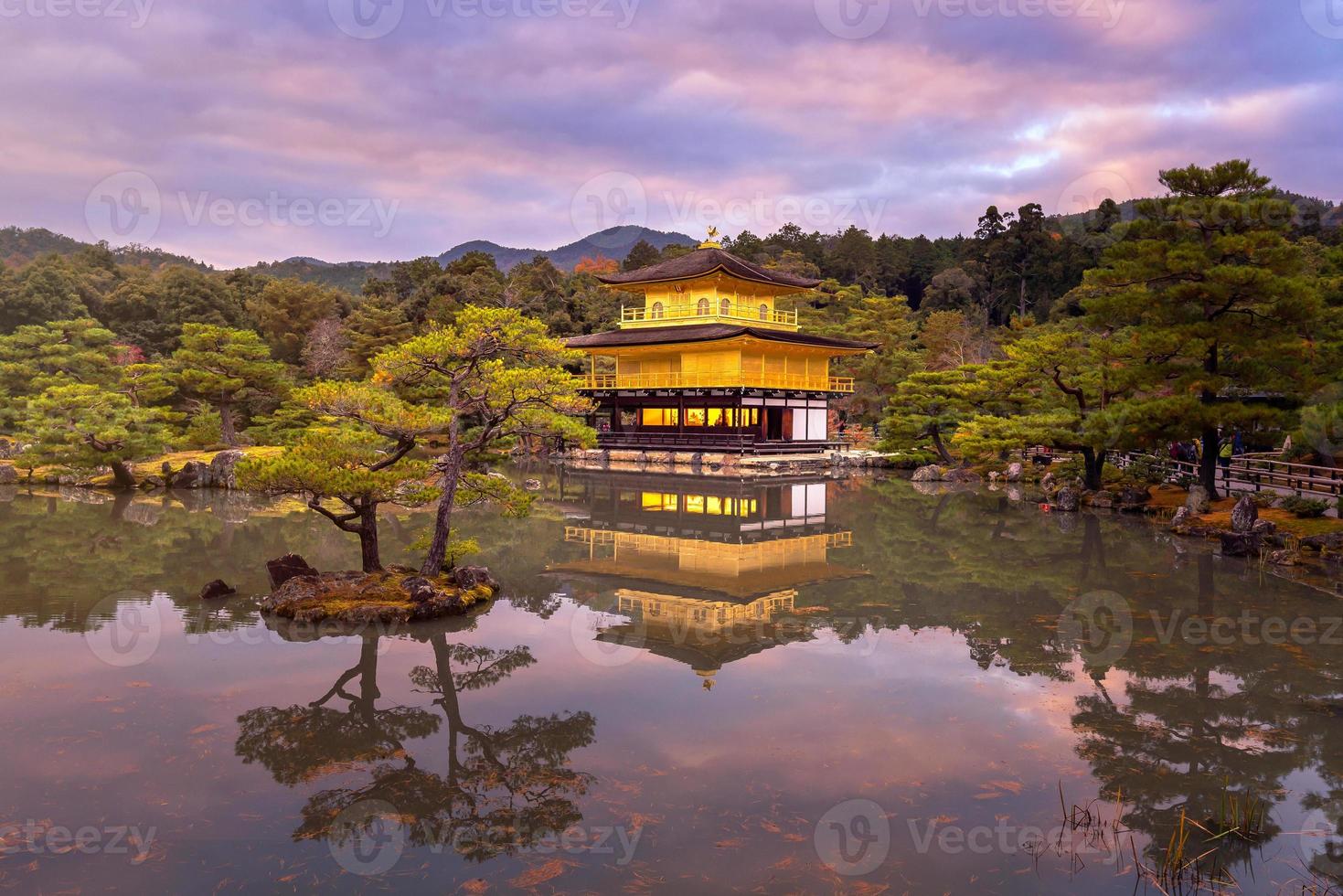 templo kinkakuji o templo do pavilhão dourado um templo budista em kyoto, no japão foto