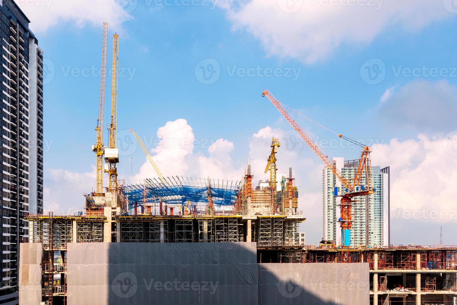 canteiro de obras movimentado opera em início de construção de novo projeto de infraestrutura complexa. foto