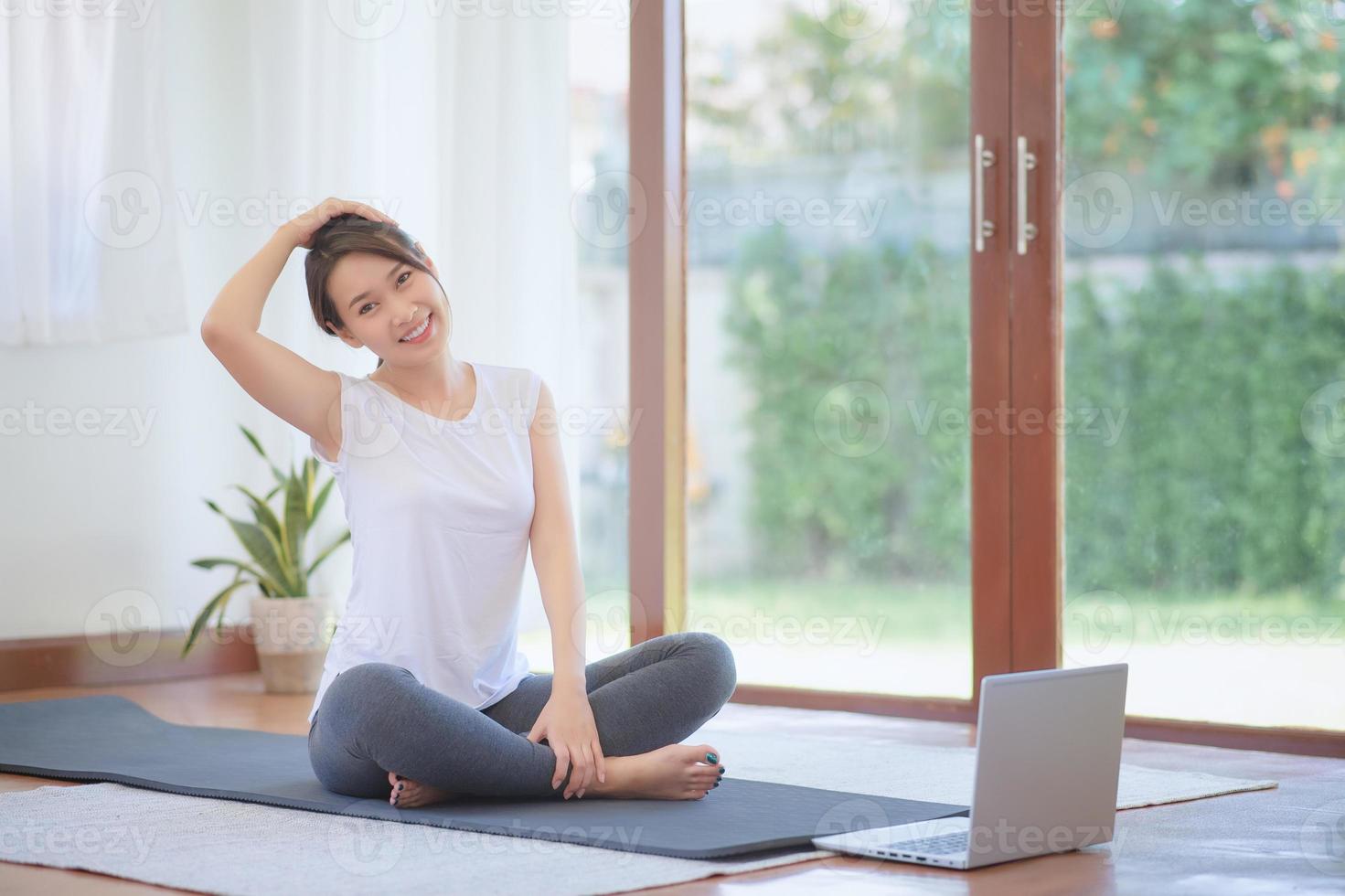 linda mulher asiática se exercitando em casa para um estilo de vida saudável e moderno foto