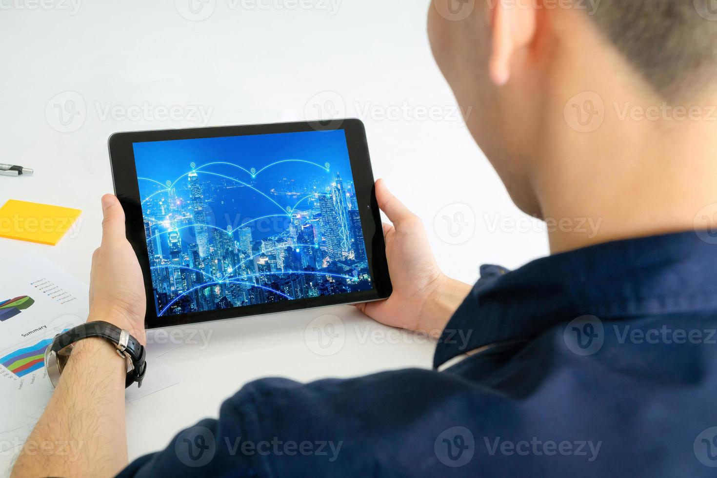 vista traseira do homem de negócios usando o tablet para internet da rede coisa e sistema de big data. foto