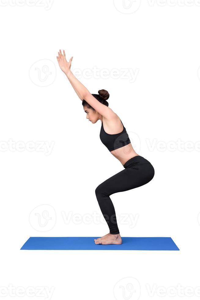 mulher saudável exercitar ioga isolada com traçado de recorte no projeto background.photo branco para mulher desportiva de aptidão e conceito de saúde. foto