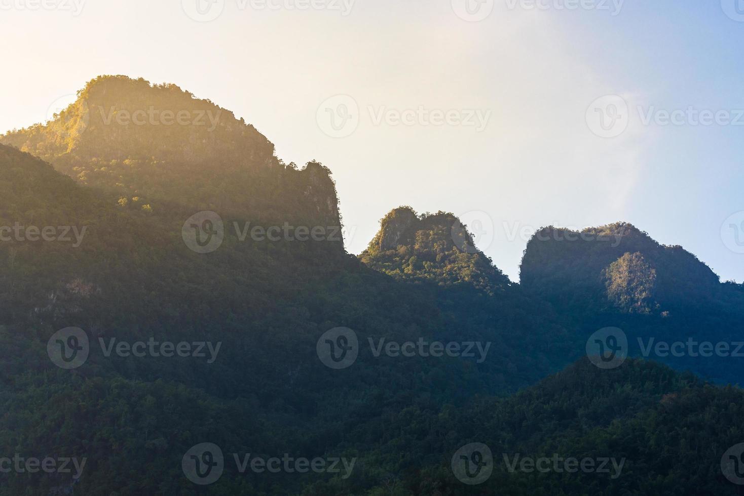 montanha doi luang chiang dao durante o nascer do sol, a famosa montanha para turistas visitarem em chiang mai, tailândia. foto