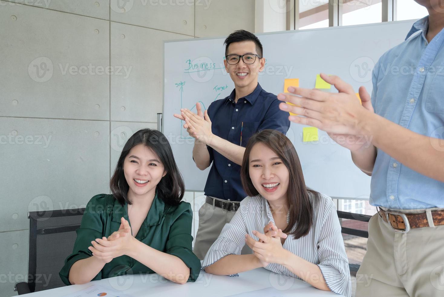 Funcionários da empresa felizes e comemorando pelo sucesso alcançado a missão no escritório da empresa com atitude positiva. foto