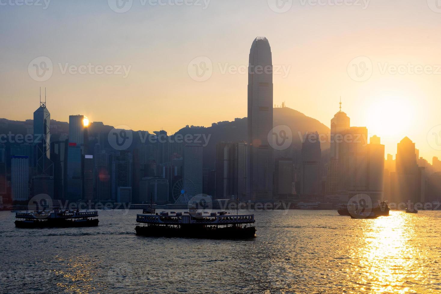 hong kong tradicional barco chinês de madeira para serviço turístico no porto de victoria, na vista do pôr do sol do lado de kowloon em hong kong. foto