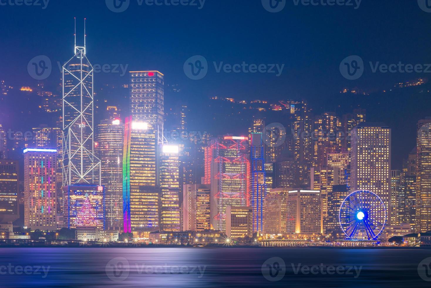 vista da cidade no centro de hong kong durante o crepúsculo do lado de kowloon em hong kong. foto