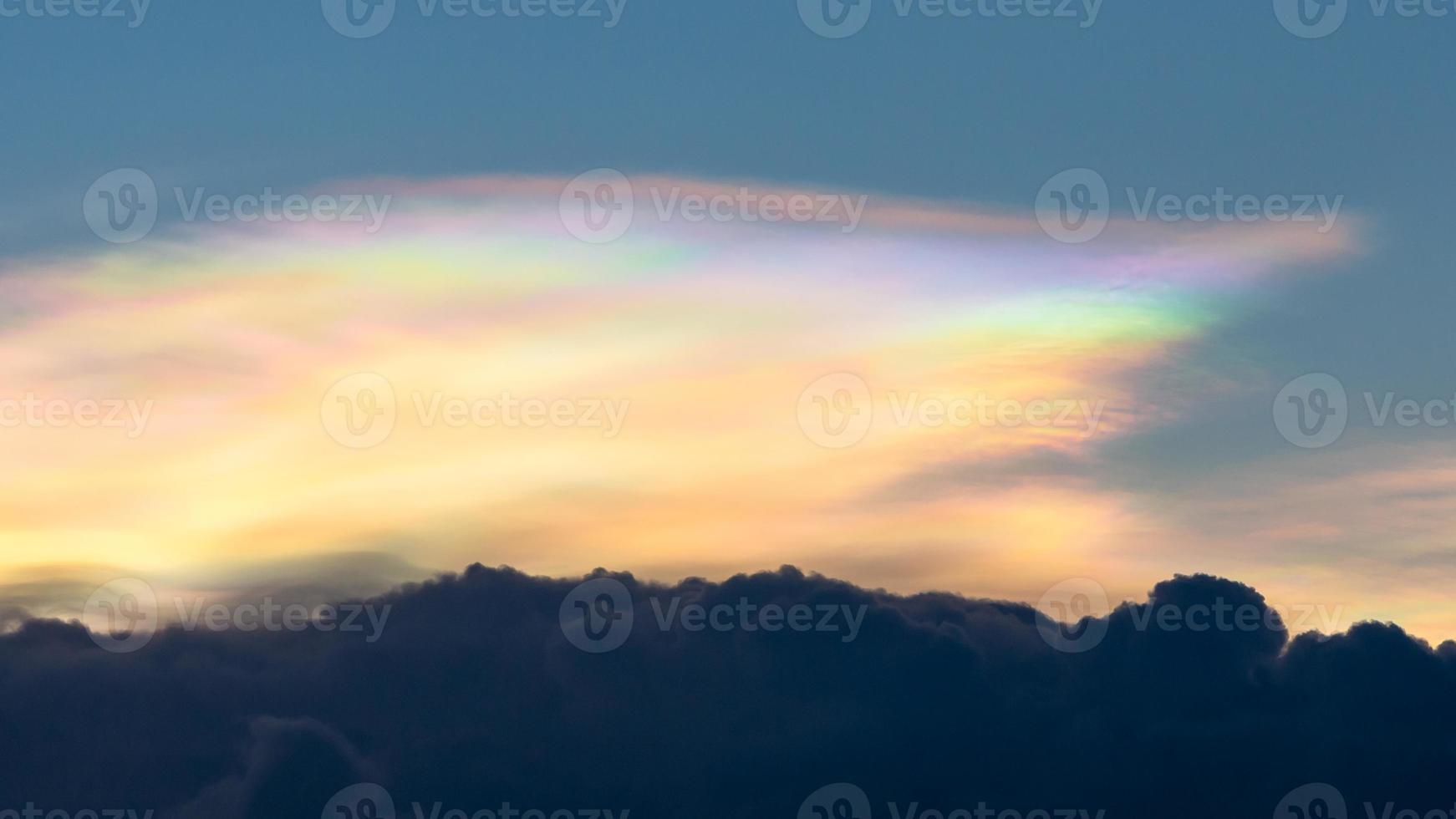 bela da natureza nuvem píleo iridescente no céu foto