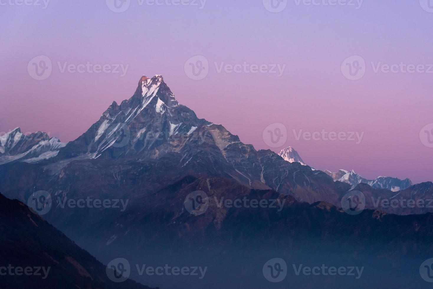 pico de cauda de peixe ou montanha machapuchare durante o ambiente do pôr do sol no nepal. foto