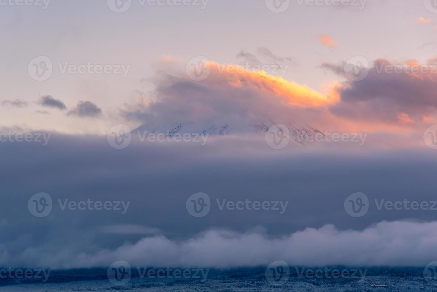 bela paisagem natural vista do monte fuji em kawaguchiko durante o pôr do sol na temporada de inverno no japão. Monte Fuji é um lugar especial de beleza cênica e um dos locais históricos do Japão foto